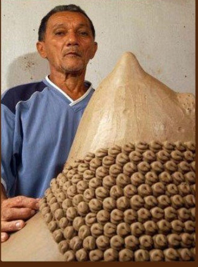 Artesão da Família Nuca trabalhando em uma peça de barro