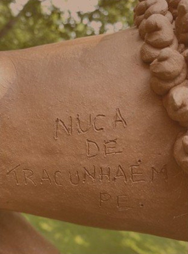 Assinatura Nuca de Tracunhaém gravada no barro